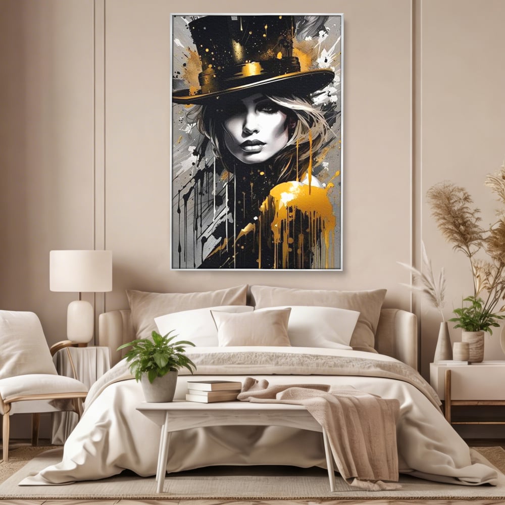 Tablou canvas cu tablou canvas cu portret de femeie cu joben, in rama de aluminiu argintiu, pe perete intr-un dormitor